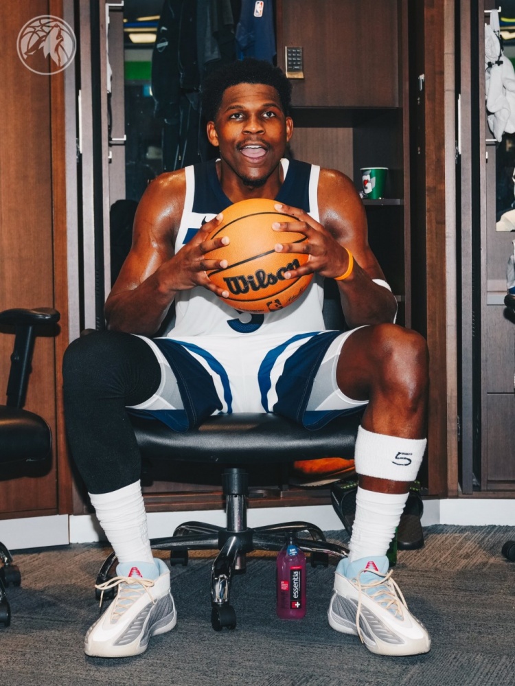 开云官网-达成一万分里程碑!爱德华兹赛后拿到了本场的比赛用球