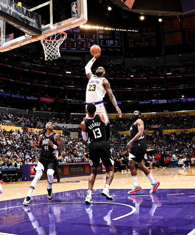 kaiyun-詹皇隔扣乔治惊呆哈登 湖人拿火热快艇止住四连败